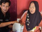 Petugas Disdukcapil Kabupaten Muratara sedang memberikan pelayanan administrasi kependudukan. -foto dokumen Disdukcapil Kabupaten Muratara-