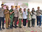 Anggota DPRD Sumsel Elvaria Novianti, S.E foto bersama Kades Air Satan, Baninkamtibmas, ketika melaksanakan reses di Desa E Wonokerto Kecamatan Tugumulyo, Kabupaten Musi Rawas