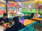 Sejumlah pengunjung memilih lauk prasmanan saat menikmati makan siang di RM. Wak Leh, Jalan Yos Sudarso, Kelurahan Taba Pingin. FOTO: DOK. PUTRI ANANDA