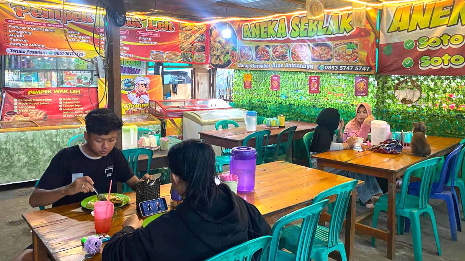 Sejumlah pengunjung memilih lauk prasmanan saat menikmati makan siang di RM. Wak Leh, Jalan Yos Sudarso, Kelurahan Taba Pingin. FOTO: DOK. PUTRI ANANDA
