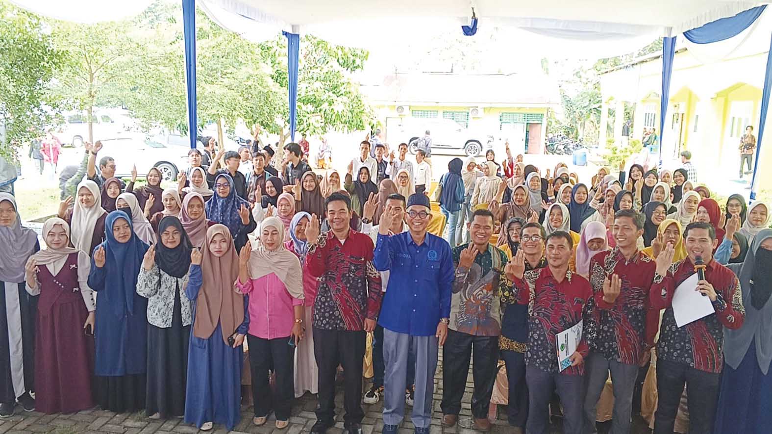 Mahasiswa dan Dosen STAI Bumi Silampari foto bersama dengan Anggota DPRD Sumsel H Hendra Gunawan saat Reses Masa Sidang VI Tahun 2026.  
