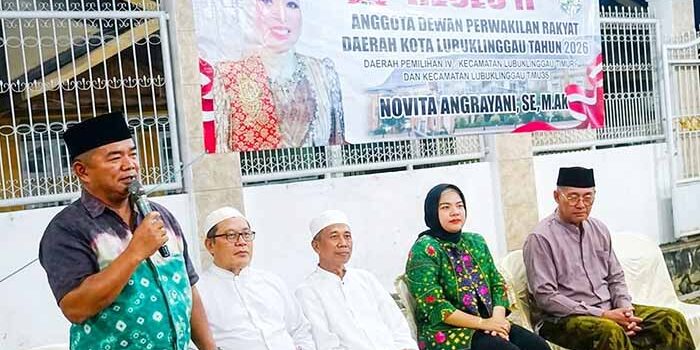 Kades Sukamulya Sumber Harta Musi Rawas, menyerahkan proposal usulan perbaikan saluran irigasi dari BK16 hingga BK17 kepada Anggota DPRD Sumsel H Hendra Gunawan saat Reses Masa Sidang VI Tahun 2026.