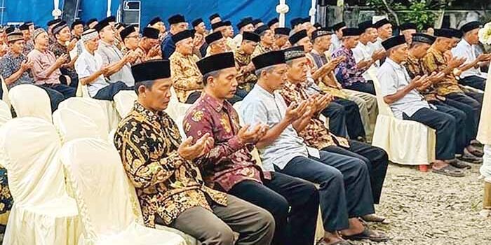 Anggota DPRD Sumsel H Hendra Gunawan foto bersama peserta Reses Perorangan Masa Sidang VI tahun 2026 di kelurahan Sumber Harta.