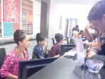 Pelayanan di Kantor BRI BO Lubuk Linggau tampak teller melayanan nasabah dalam bertransaksi keuangan yang volumennya dinamis setiap hari Pelayanan di Kantor BRI BO Lubuk Linggau tampak teller melayanan nasabah dalam bertransaksi keuangan yang volumennya dinamis setiap hari