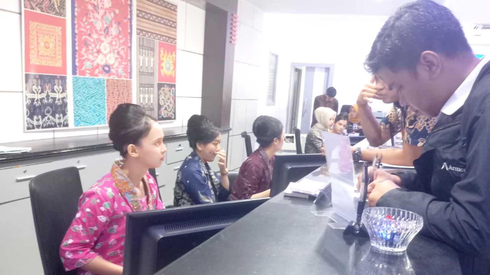Pelayanan di Kantor BRI BO Lubuk Linggau tampak teller melayanan nasabah dalam bertransaksi keuangan yang volumennya dinamis setiap hari