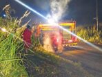 Anggota Satpol PP dan Damkar Kabupaten Musi Rawas saat berjibaku memadamkan api yang membakar lahan untuk mencegah meluasnya kebakaran.