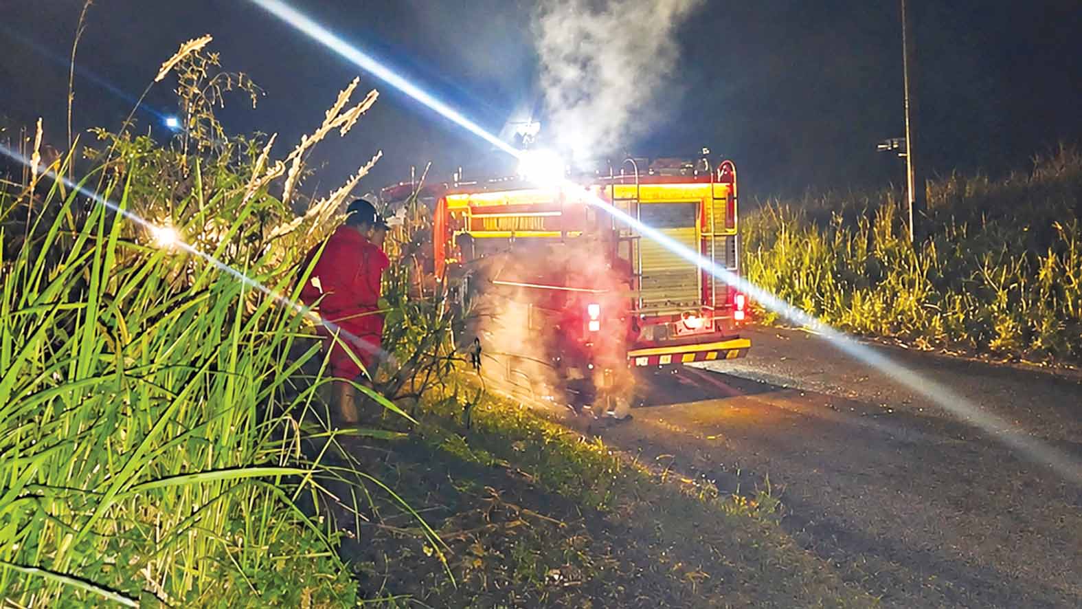 Anggota Satpol PP dan Damkar Kabupaten Musi Rawas saat berjibaku memadamkan api yang membakar lahan untuk mencegah meluasnya kebakaran.