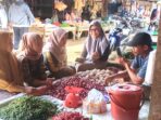 Petugas Desperindag Kabupaten Musi Rawas saat melakukan pendataan harga di Pasar B Srikaton
