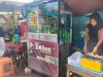 Pembeli menikmati pentol kuah dan sempol ayam Yoben di lapak depan SD Islam Baitul A'la, Kelurahan Air Kuti, Kecamatan Lubuk Linggau Timur I, Kota Lubuk Linggau. FOTO: PUTRI ANANDA/LINGGAU POS