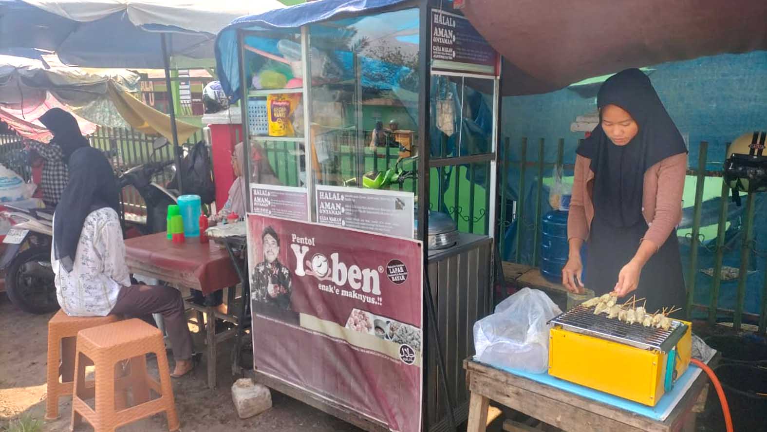 Pembeli menikmati pentol kuah dan sempol ayam Yoben di lapak depan SD Islam Baitul A'la, Kelurahan Air Kuti, Kecamatan Lubuk Linggau Timur I, Kota Lubuk Linggau. FOTO: PUTRI ANANDA/LINGGAU POS