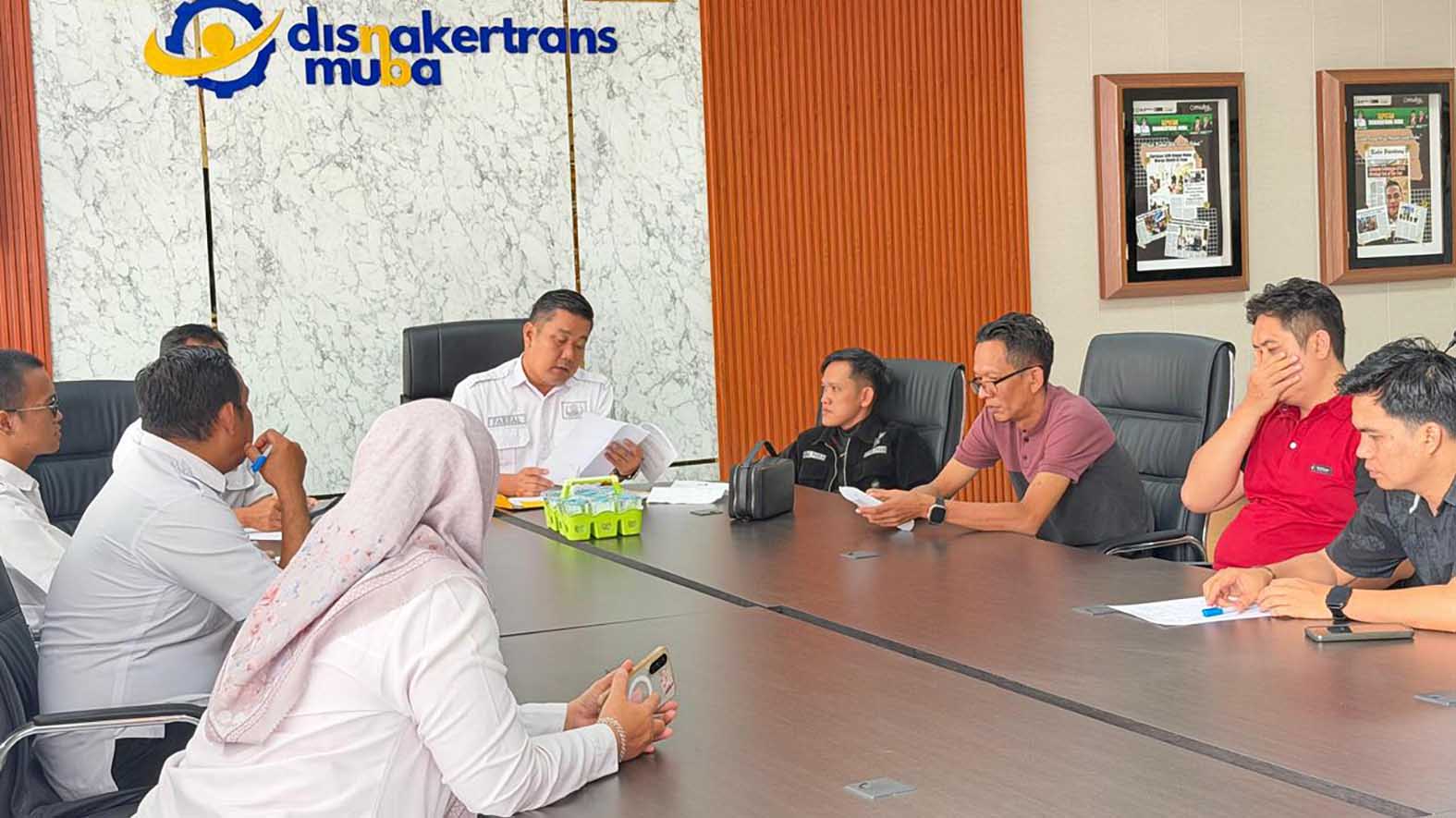 Mediator Hubungan Industrial Faezal Pratama memimpin mediasi penyelesaian atas perkara perselisihan PHK antara manajemen PT Musi Banyuasin Indah dengan pekerja Hendra Yanto. Foto: Dok. Pemkab Muba