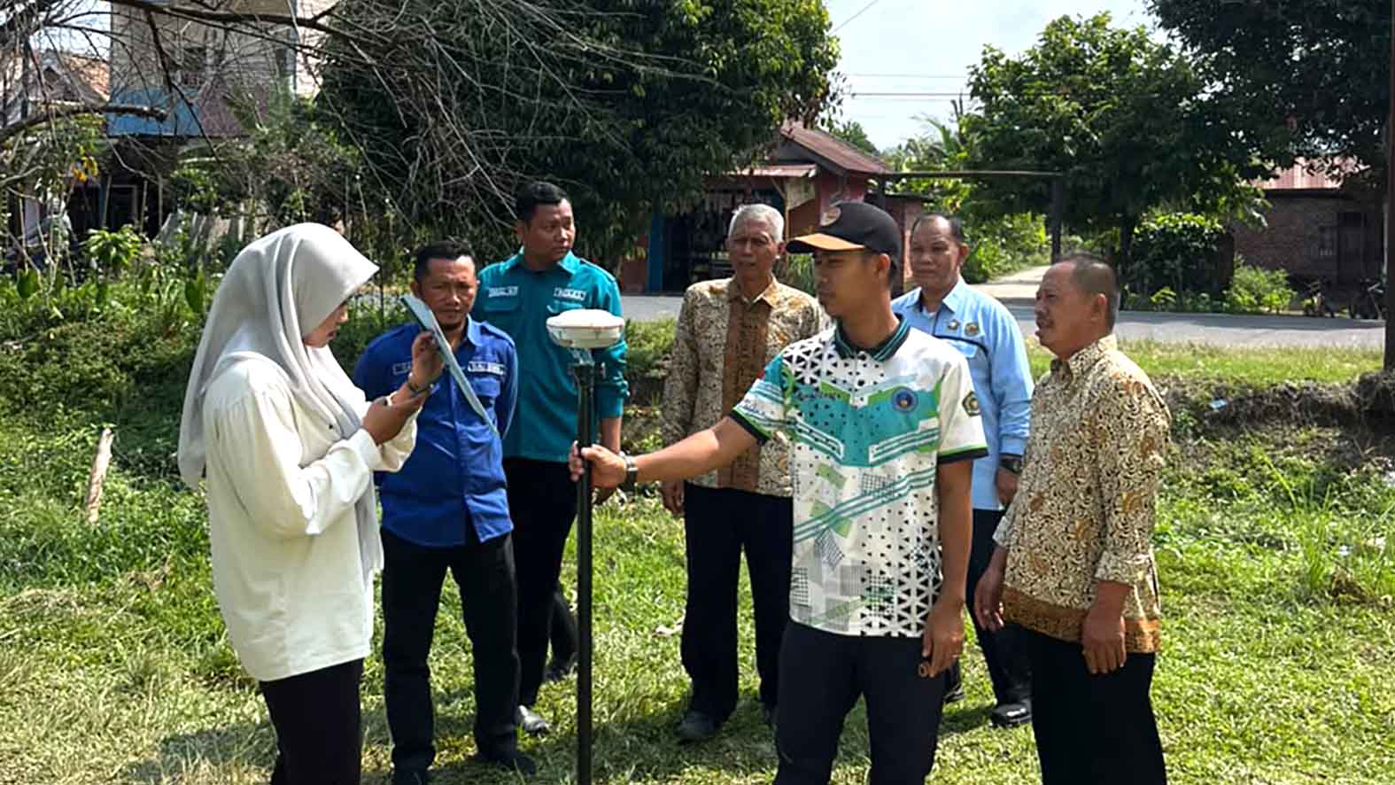 Kepala MIN 1 Musi Rawas, mendampingi Petugas BPN lakukan pengukuran tanah hibah di Dusun 2 Sidorejo Desa Mataram Kecamatan Tugumulyo Kabupaten Musi Rawas, Rabu 29 Juli 2026. Foto : MIN 1 Musi Rawas