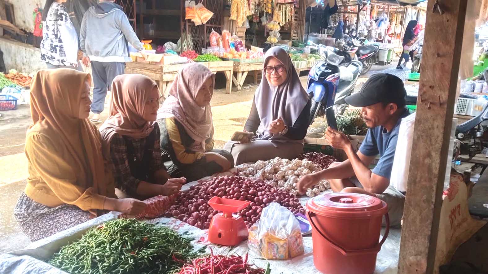 Petugas Desperindag Kabupaten Musi Rawas saat melakukan pendataan harga di Pasar B Srikaton