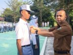 Kepala SMAN 8 Kota Lubuk Linggau, Himawan Sutanto, MPd menyematkan tanda peserta MPLS -foto muhammad yasin/koranlinggaupos.id- Kepala SMAN 8 Kota Lubuk Linggau, Himawan Sutanto, MPd menyematkan tanda peserta MPLS -foto muhammad yasin/koranlinggaupos.id-