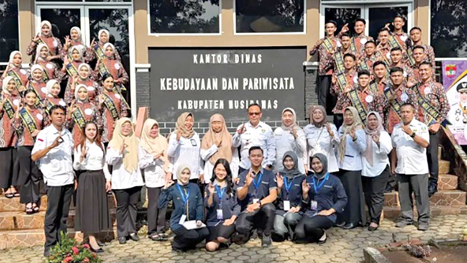 Kepala Dinas Kebudayaan dan Pariwisata (Disbudpar) Kabupaten Musi Rawas, H. Fetbone Taufik Hidayat melalui Kabid Promosi dan Pemasaran, Fitri Yanti, foto bersama 14 pasang finalis Bujang Dehe Musi Rawas 2026
