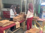 Pedagang menunjukkan stok telur ayam di lapaknya yang berada di depan eks Kompi, Kelurahan Air Kuti, Kecamatan Lubuk Linggau Timur I. FOTO: PUTRI ANANDA/LINGGAU POS
