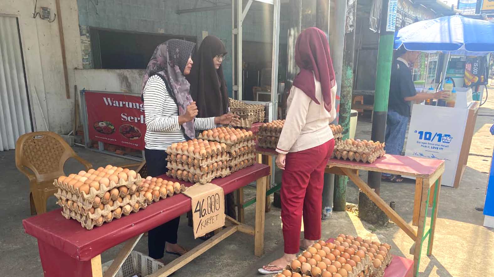 Pedagang menunjukkan stok telur ayam di lapaknya yang berada di depan eks Kompi, Kelurahan Air Kuti, Kecamatan Lubuk Linggau Timur I. FOTO: PUTRI ANANDA/LINGGAU POS