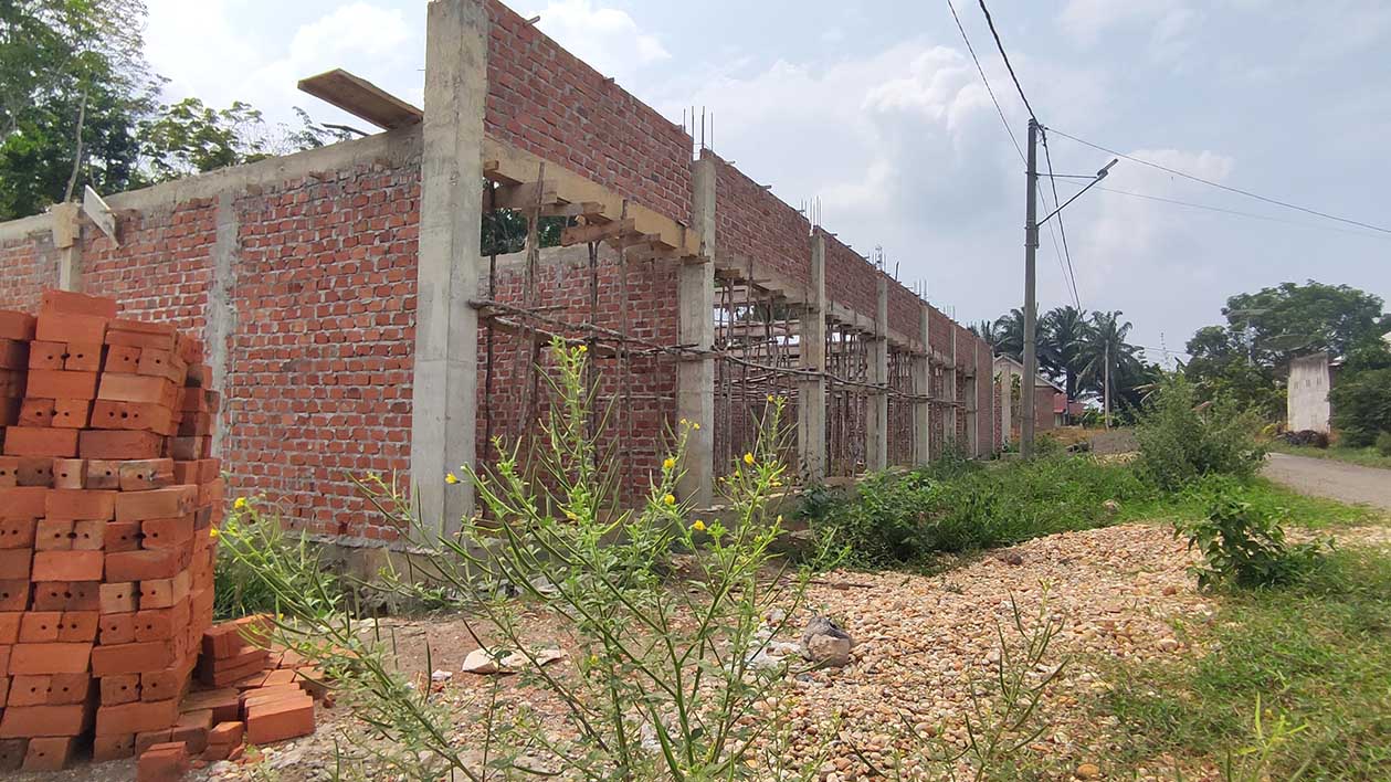 Gerai KMP Mangunharjo di Kelurahan Mangunharjo, Kecamatan Purwodadi, Kabupaten Musi Rawas yang terhenti proses pembangunanya
