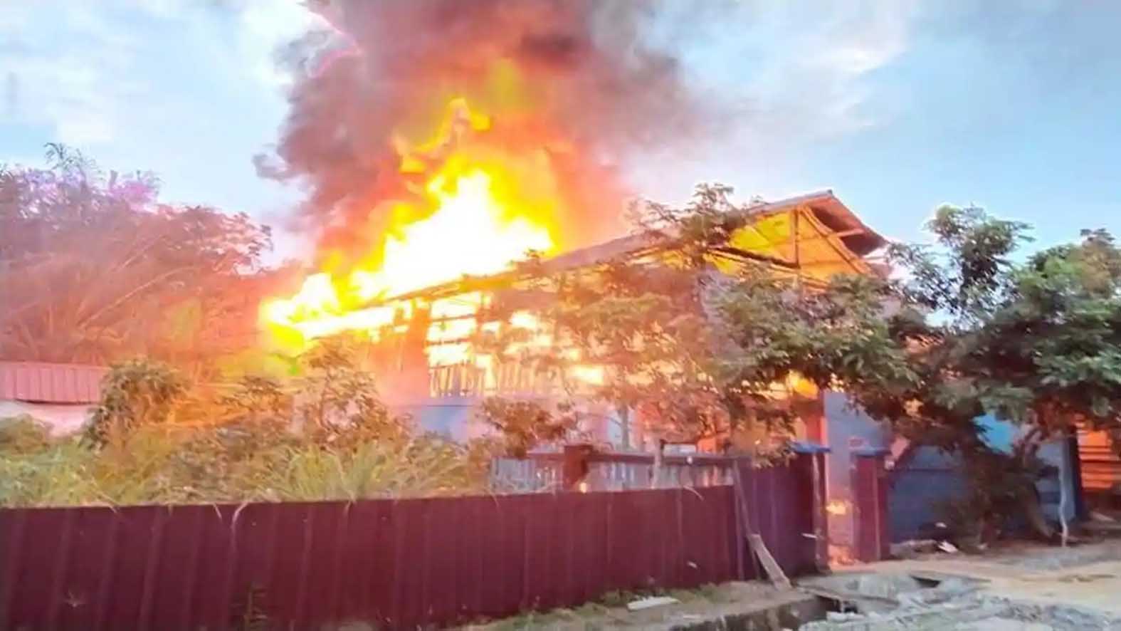 Salah satu kejadian kebakaran rumah di Kabupaten Musi Rawas yang diakibatkan korsleting listrik. Masyarakat diimbau untuk lebih hati-hati saat menggunakan listrik untuk keperluan rumah tangga.
