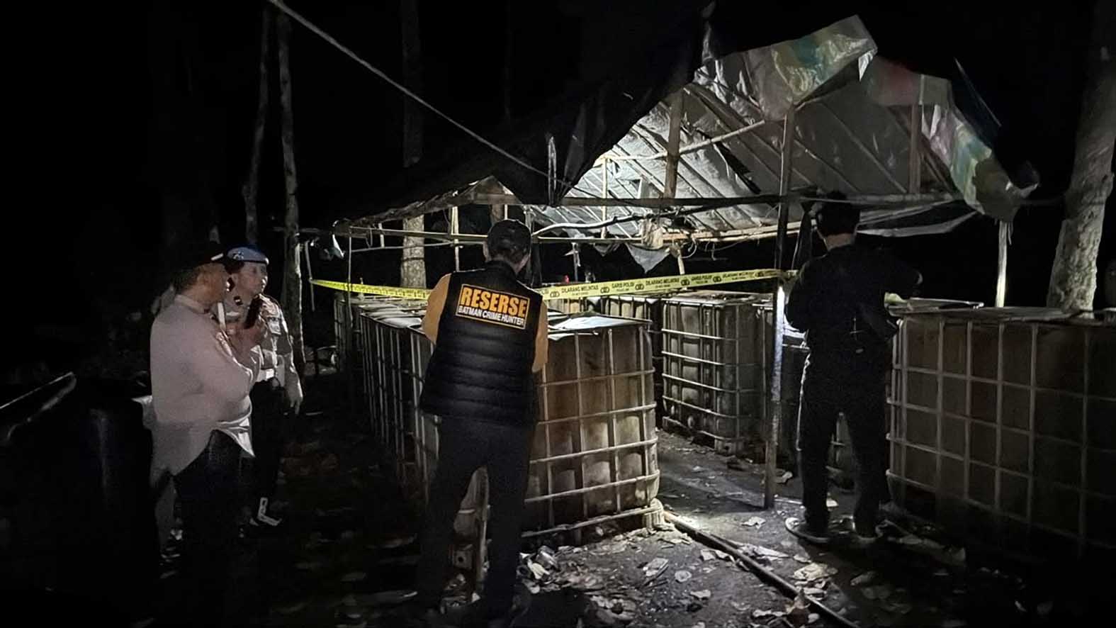 Penggerebekan tempat penyulingan minyak mentah tanpa izin di Desa Ulak Paceh, Kecamatan Lawang Wetan, Kabupaten Muba Selasa 28 Juli 2026 sekitar pukul 23.30 WIB. Foto: Dok. Polda Sumsel
