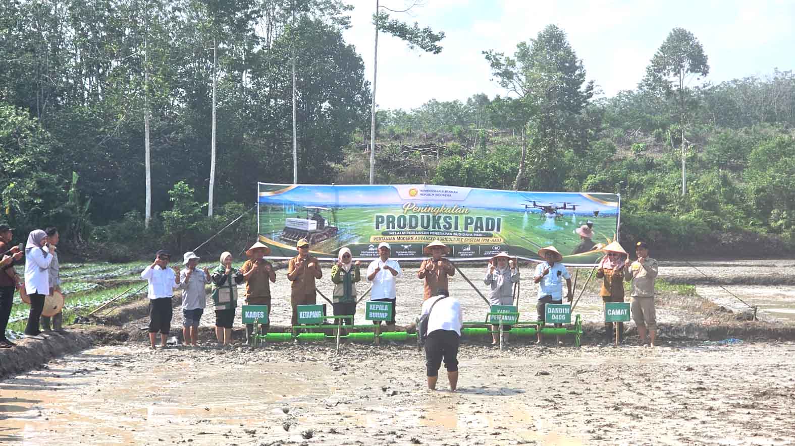 Dinas Pertanian dan Perikanan Kabupaten Muratara sukses melaksanakan tanam perdana penerapan Pertanian Modern Advanced Agriculture System (PM-AAS) sistem pertanian Tabela atau Tanam Benih Langsung tanpa penyemaian. -Foto : Dokumen Distankan Muratara-