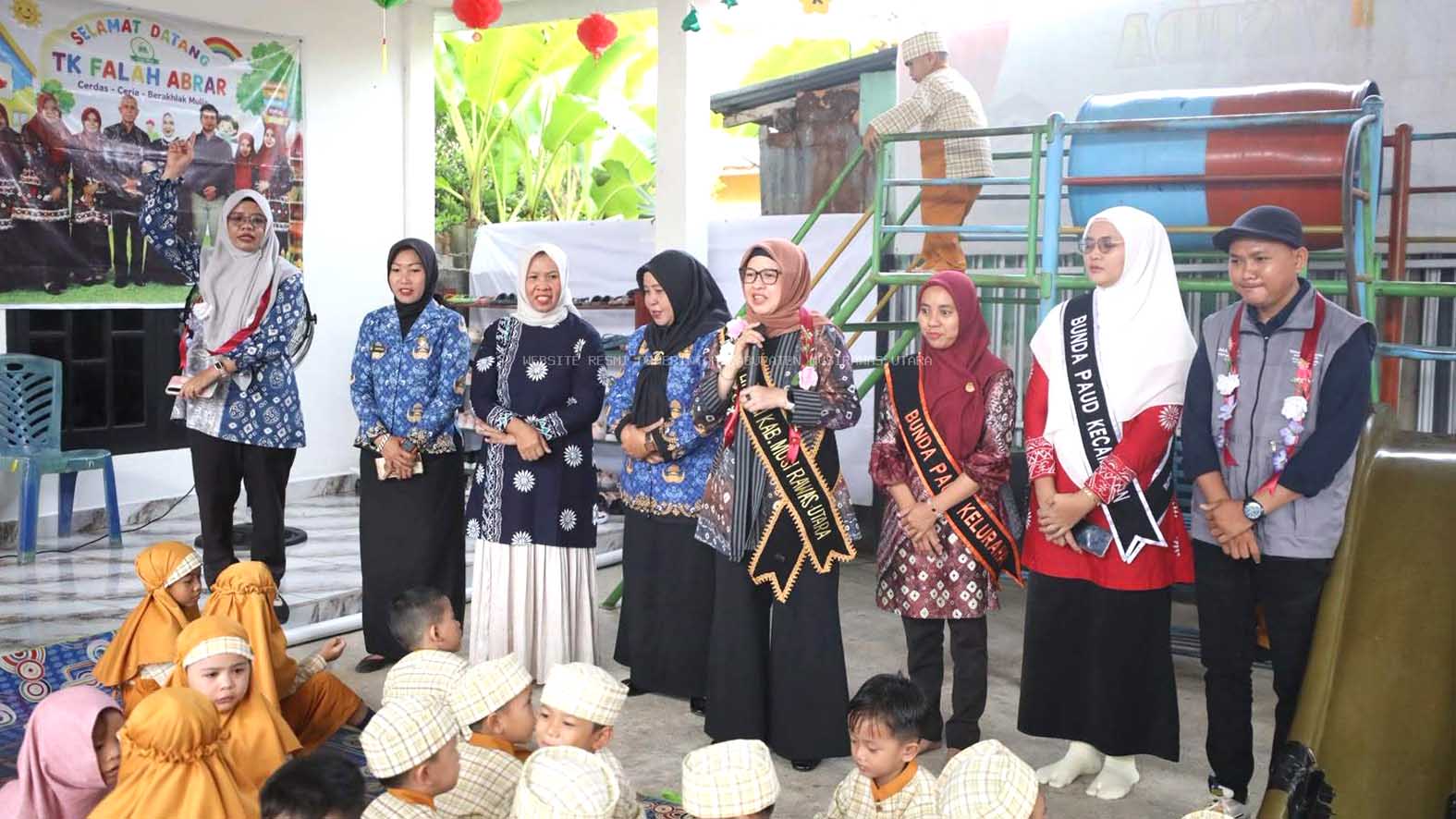 Bunda Literasi sekaligus Bunda PAUD Kabupaten Muratara, Hj Nafisah Wahyudi bersama Relawan Literasi Masyarakat (RELIMA) Perpustakaan Nasional RI Lokus Musi Rawas Utara, Tampu Bolon Suvardi, mereka menggelar kegiatan literasi bertajuk "Membaca Awal Petualangan, Mendongeng Jembatan Imajinasi Anak" . Foto : Dok Diskominfotiksan Muratara