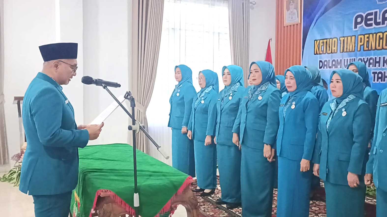 Ketua TP PKK Kabupaten Musi Rawas H Riza Novianto Gustam, saat melantik Ketua Tim Pembina Posyandu Kabupaten Musi Rawas, Rabu (29/7/2026).