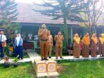 Kepala SMPN Muara Kati, Efrizal memberikan pengarahan pada upacara pembukaan MPLS Ramah 2026, Senin 6 Juli 2026. Foto : SMPN Muara Kati