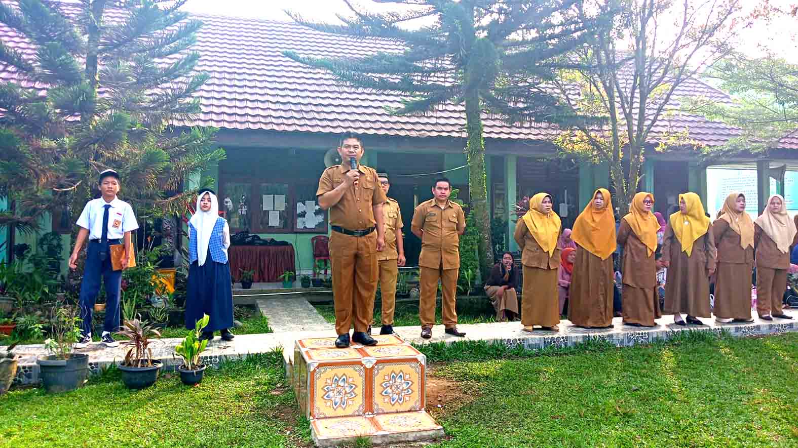 Kepala SMPN Muara Kati, Efrizal memberikan pengarahan pada upacara pembukaan MPLS Ramah 2026, Senin 6 Juli 2026. Foto : SMPN Muara Kati