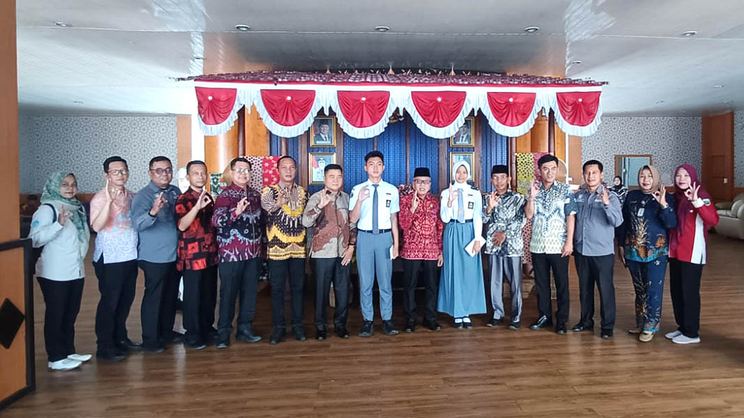 Pemerintah Kabupaten (Pemkab) Musi Rawas, secara resmi melepas dua pelajar terbaik yang akan mewakili Kabupaten Musi Rawas, mengikuti Pelatihan Calon Pasukan Pengibar Bendera Pusaka (Paskibraka) Tingkat Provinsi Tahun 2026.  Foto : MUSLIMIN