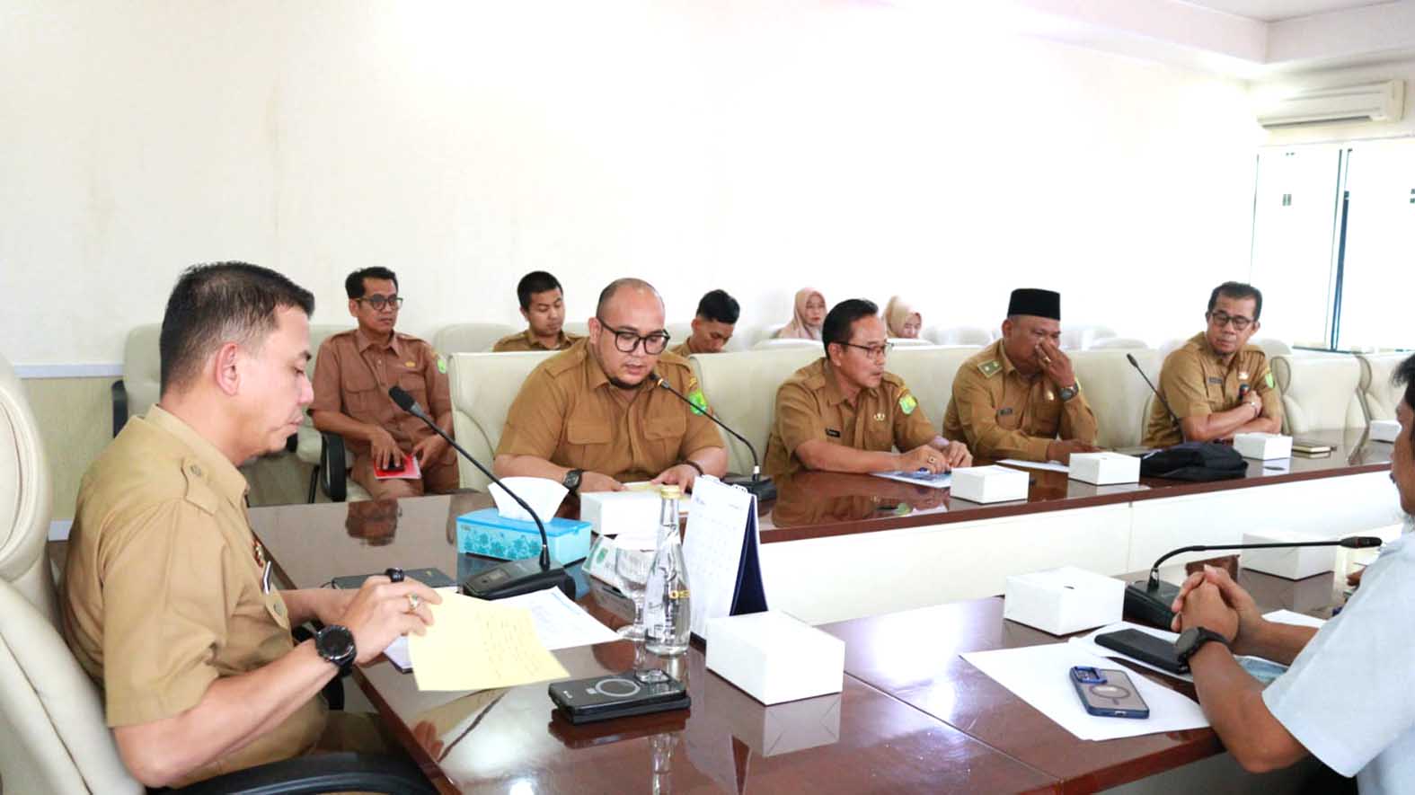 Plt Asisten Bidang Perekonomian dan Pembangunan Setda Muba, Akhmad Toyibir S.STP meminta PT PLN segera menuntaskan penyalaan jaringan listrik di Desa Lubuk Bintialo, Desa Sako Suban, dan Desa Pangkalan Bulian, Kecamatan Batang Hari Leko, Selasa 28 Juli 2026.