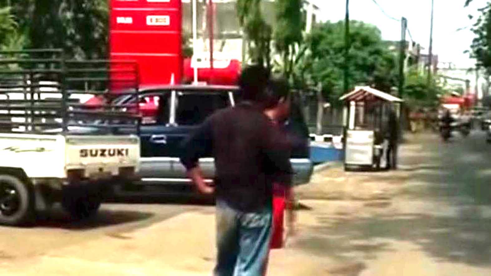 SC video aksi mereka meminta pungutan terhadap pengendara yang mengantre BBM, Rabu 8 Juli 2026 sekitar pukul 12.00 WIB di Media Sosial (Medsos).