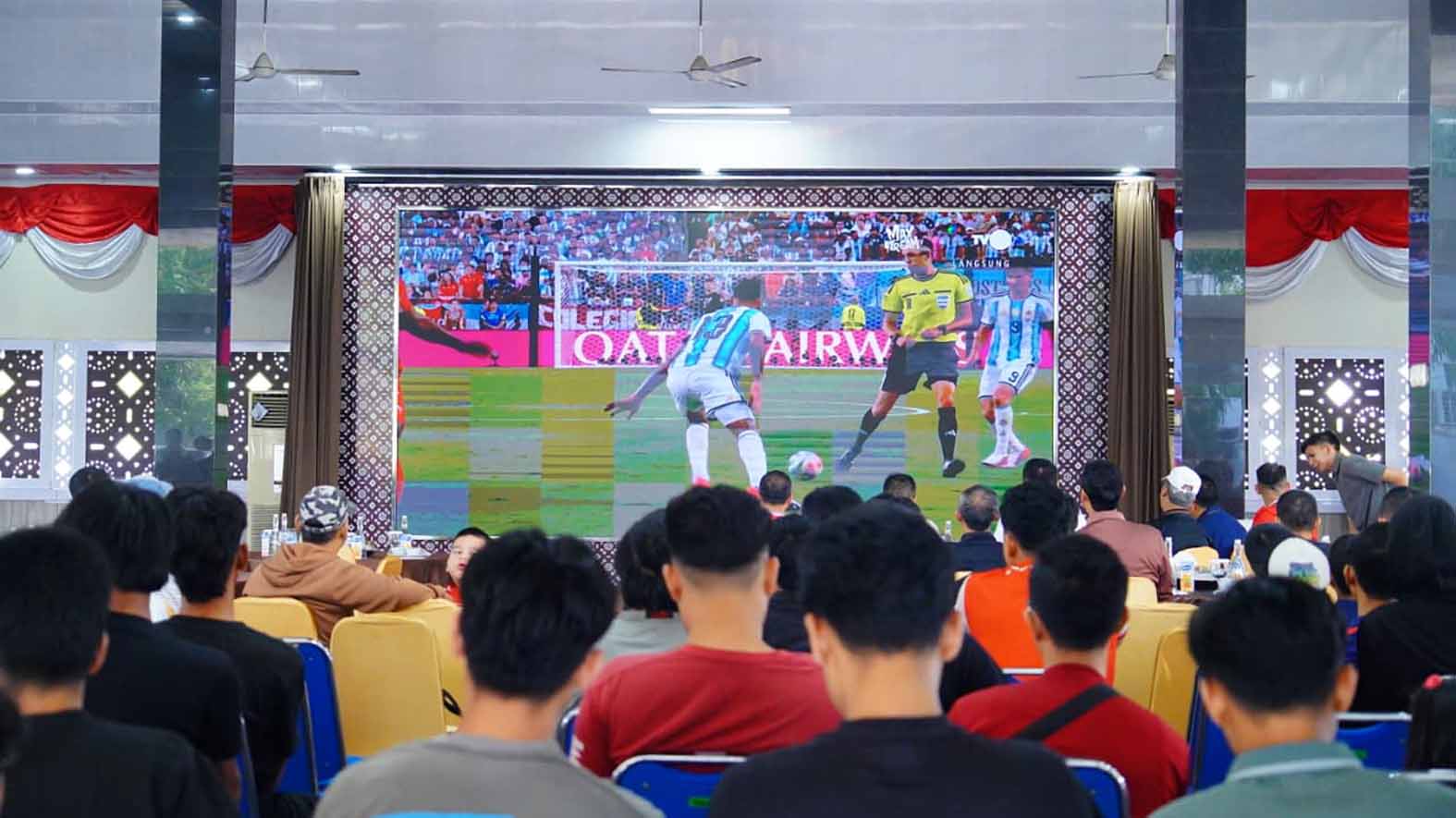 Bupati Muba HM Toha nobar Piala Dunia 2026 bersama ratusan warga. Foto: Dok. Linggau Pos