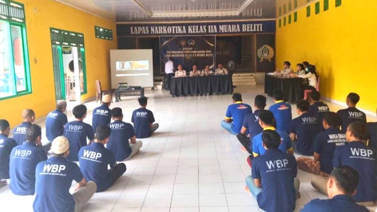 Kepala Seksi Bimbingan Narapidana/Anak Didik dan Kegiatan Kerja (Kasi Binadik) Lapas Narkotika Kelas IIA Muara Beliti, Taufik, memimpin Sidang Tim Pengamat Pemasyarakatan (TPP) Integrasi bersama jajaran terkait sebagai bagian dari proses pengusulan hak Pembebasan Bersyarat (PB) bagi warga binaan yang telah memenuhi persyaratan.