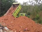 Dump truck milik DLH Kabupaten Musi Rawas melintasi jalan menuju TPA di Gegas Kecamatan Tiang Pumpung Kepungut. Dump truck milik DLH Kabupaten Musi Rawas melintasi jalan menuju TPA di Gegas Kecamatan Tiang Pumpung Kepungut.