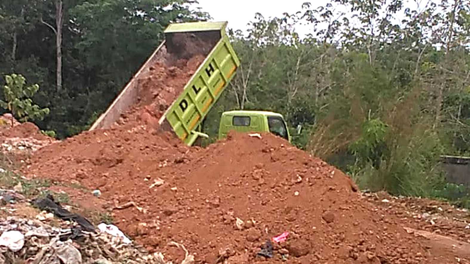 Dump truck milik DLH Kabupaten Musi Rawas melintasi jalan menuju TPA di Gegas Kecamatan Tiang Pumpung Kepungut.