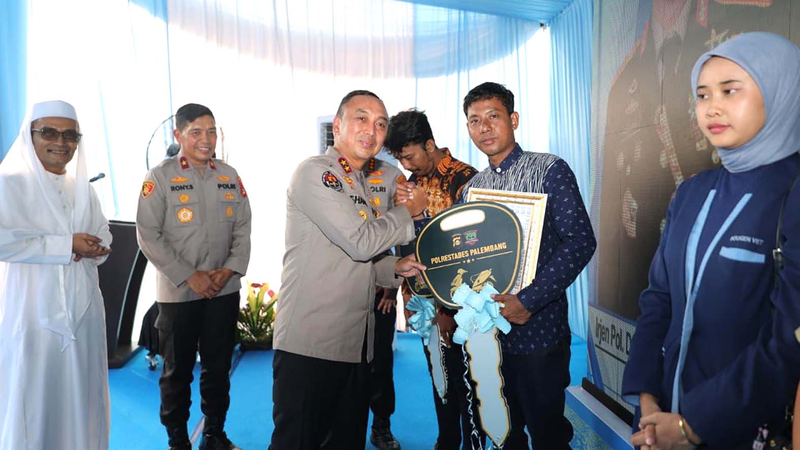 Berhasil gagalkan curas bersenpi hingga alami luka tembak, M. Reza Pahlevi dan M. Ikbal dapat penghargaan dari Kapolda Sumsel Irjen Pol. Dr. Sandi Nugroho, S.I.K., S.H., M.Hum, Selasa 28 Juli 2026. Foto: Dok. Polda Sumsel