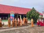 Guru SDN 55 Lubuk Linggau memberikan arahan untuk peserta didik di halaman sekolah, Jl KBS, Kelurahan Margamulya, Kecamatan Lubuk Linggau Selatan 2. Foto: Dok. SDN 55 Lubuk Linggau