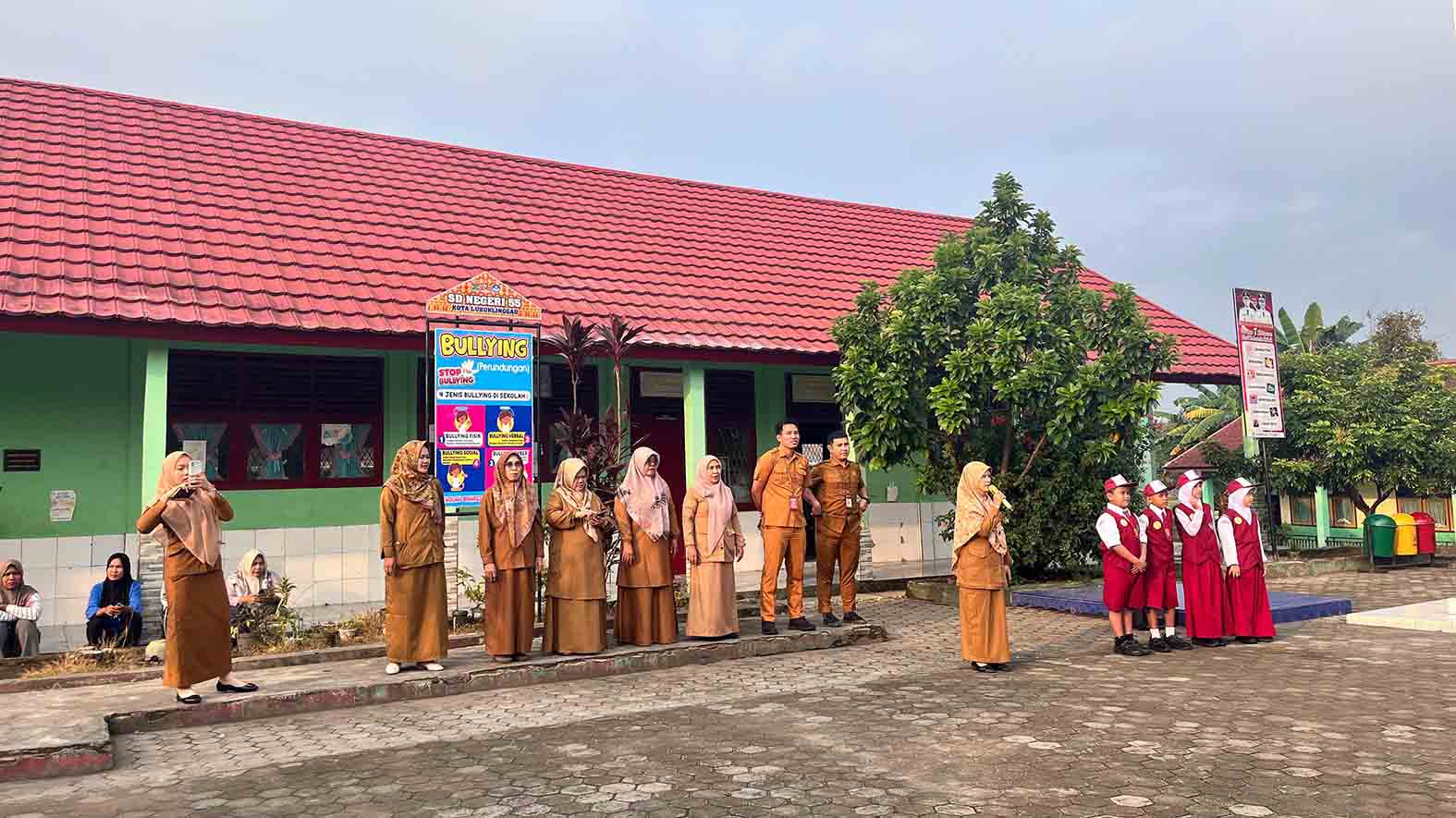 Guru SDN 55 Lubuk Linggau memberikan arahan untuk peserta didik di halaman sekolah, Jl KBS, Kelurahan Margamulya, Kecamatan Lubuk Linggau Selatan 2. Foto: Dok. SDN 55 Lubuk Linggau