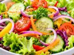 salah satu keunggulan salad sayur dari proses pengolahannya yang minimal, sehingga kandungan nutrisi seperti vitamin dan mineral di dalam sayuran cenderung lebih terjaga dibandingkan dengan makanan yang dimasak dengan suhu panas tinggi.