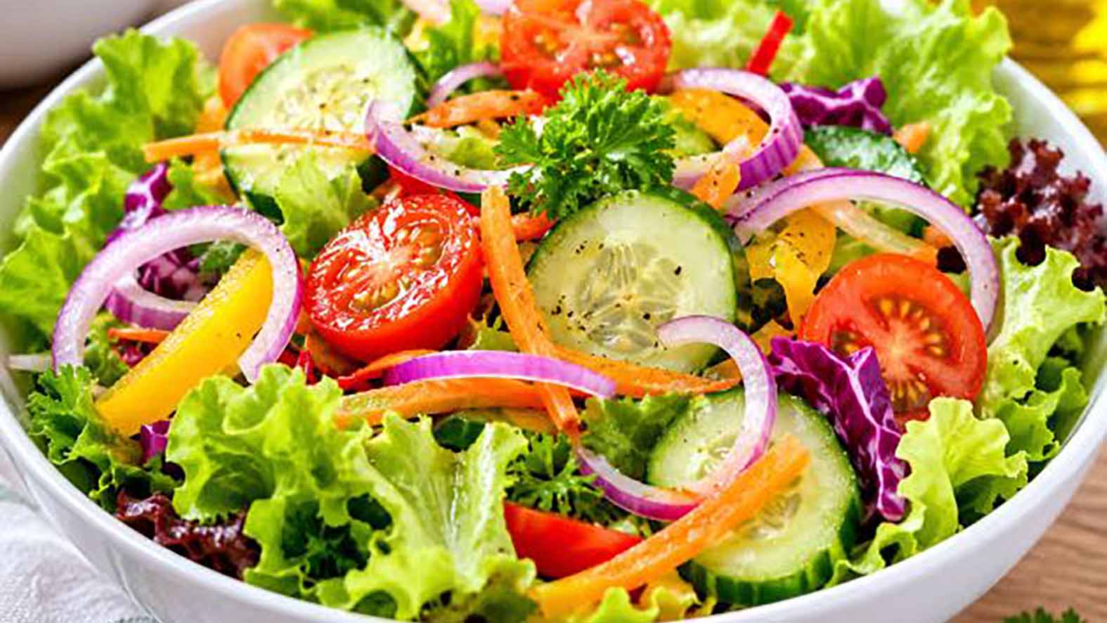 salah satu keunggulan salad sayur dari proses pengolahannya yang minimal, sehingga kandungan nutrisi seperti vitamin dan mineral di dalam sayuran cenderung lebih terjaga dibandingkan dengan makanan yang dimasak dengan suhu panas tinggi.