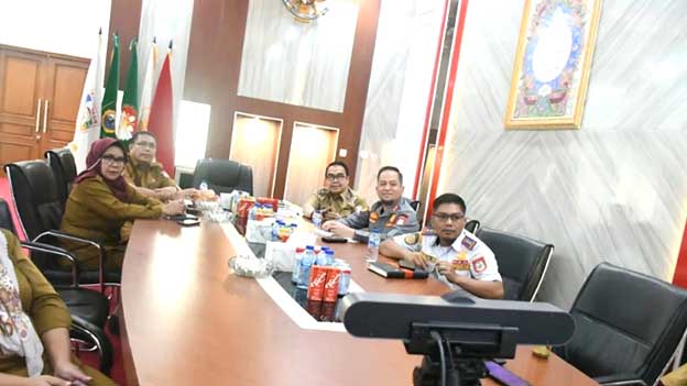 Rakor Penyelesaian Antrean Pengisian BBM Bersubsidi di SPBU diikuti jajaran pejabat Pemkab Banyuasin. Foto: Dok. Pemkab Banyuasin