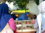 Seorang pembeli memilih donat kentang dengan aneka topping warna-warni di sebuah booth sederhana di Kelurahan Taba Jemekeh, donat seharga Rp4.000 per buah. FOTO: DOK. PUTRI ANANDA