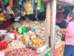 Pembeli sedang memilih jenis ikan asin di Pasar Bukit Sulap. FOTO: DOK.PUTRI ANANDA