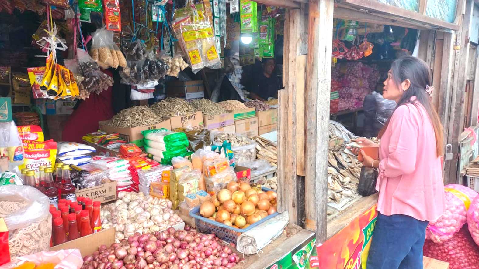 Pembeli sedang memilih jenis ikan asin di Pasar Bukit Sulap. FOTO: DOK.PUTRI ANANDA