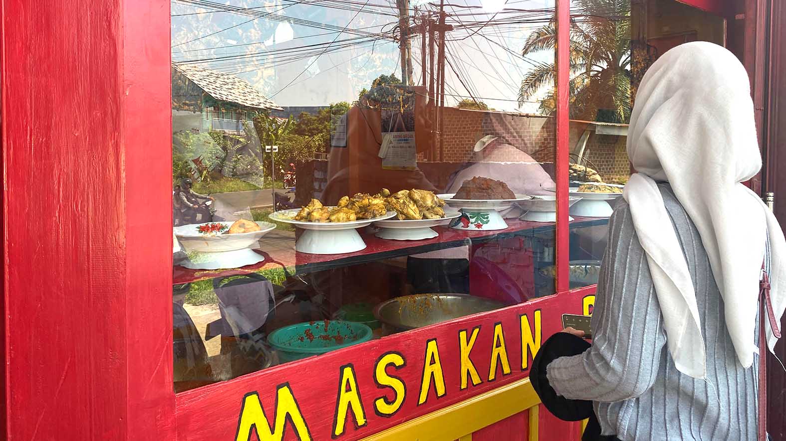 Rumah Makan Uni Lea, berlokasi di Jalan Bungur Kota L:ubuk Linggau, tepatnya di depan Gereja GKJ, dekat Muhammadiyah, kini menjadi salah satu pilihan utama bagi pecinta masakan Padang Rumah Makan Uni Lea Menu Khas Minang