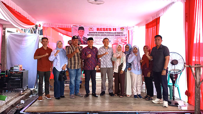 Anggota DPRD Kota Lubuk Linggau, H Yaudi foto bersama lurah pada acara reses II sesi ke-2 tahun 2026 di Kelurahan Mesat Jaya, Kecamatan Lubuk Linggau Timur II, Kota Lubuk Linggau, Minggu 2 Agustus 2026.