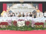 Usai menerima penghargaan, Peserta Wisuda Terbaik dalam Wisuda Akbar Tahfidz dan Tilawah Al-Quran SDIT & SMPIT Mutiara Cendekia foto bersama. Sabtu 8 Agustus 2026.