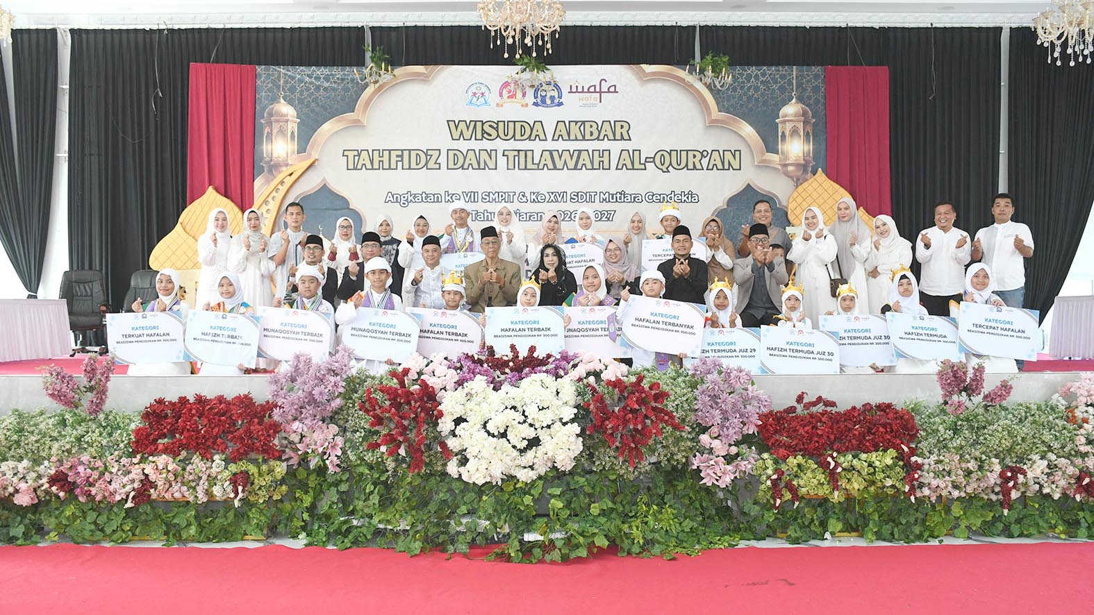 Usai menerima penghargaan, Peserta Wisuda Terbaik dalam Wisuda Akbar Tahfidz dan Tilawah Al-Quran SDIT & SMPIT Mutiara Cendekia foto bersama. Sabtu 8 Agustus 2026.
