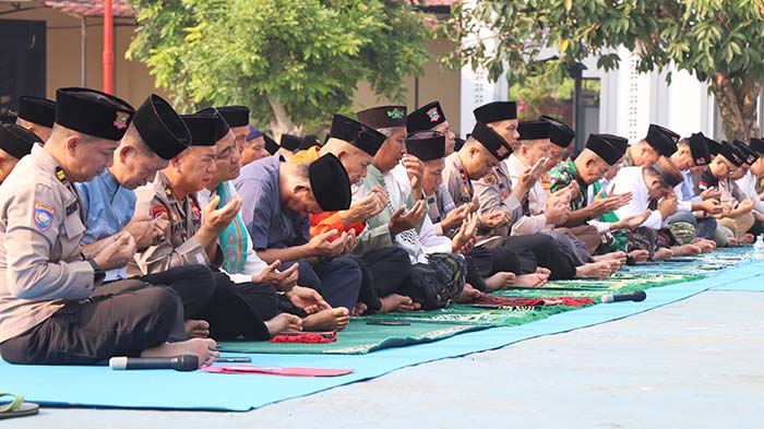 Shalat Istigasah digelar Polres Musi Rawas untuk memohon keselamatan, perlindungan personel serta turunnya hujan dari Allah SWT.